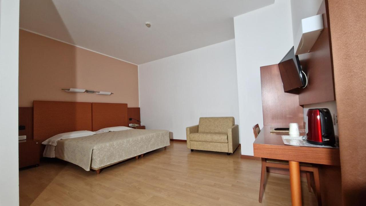 Bella Italia Palace Hotel Novara Exteriör bild