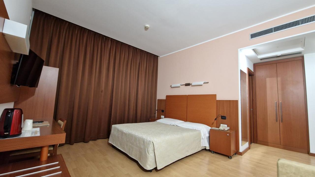 Bella Italia Palace Hotel Novara Exteriör bild