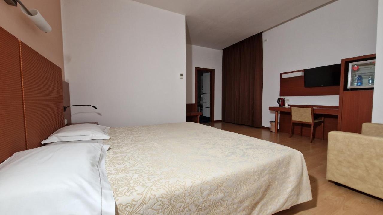 Bella Italia Palace Hotel Novara Exteriör bild
