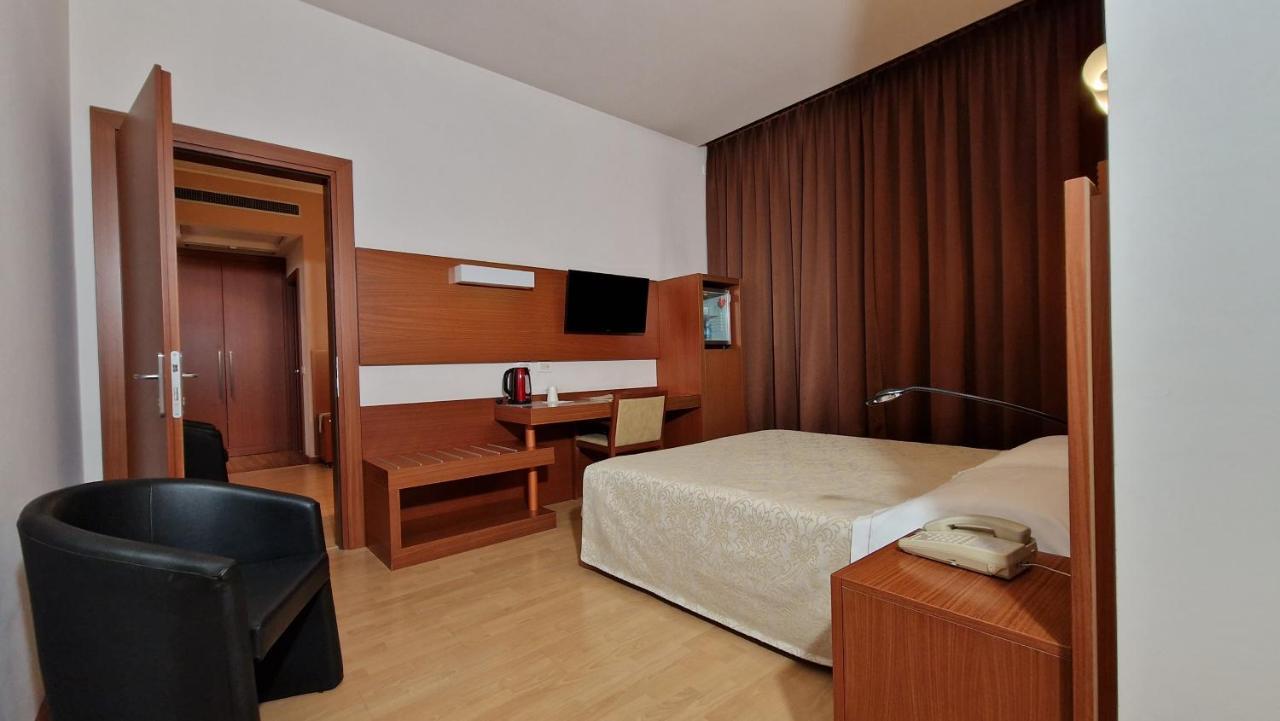 Bella Italia Palace Hotel Novara Exteriör bild