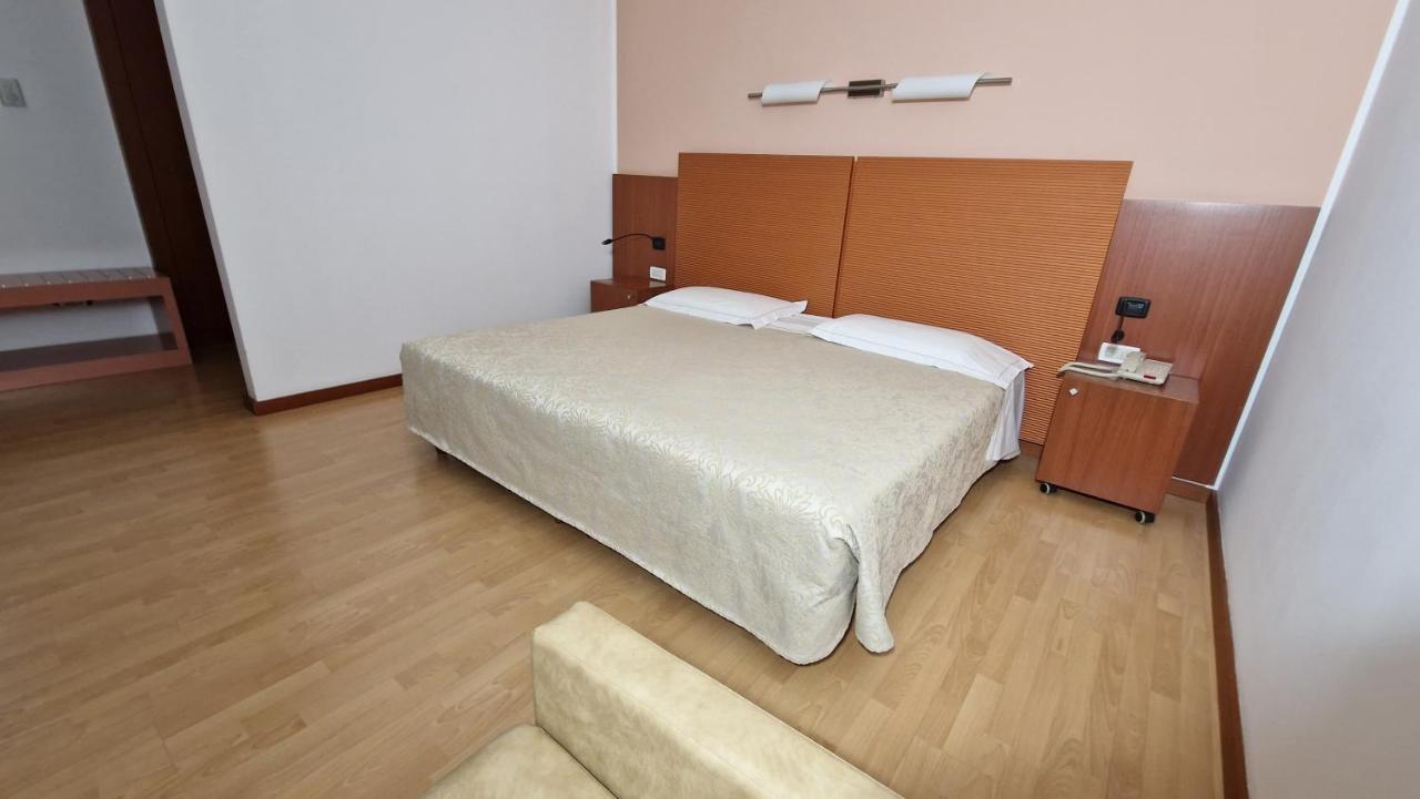 Bella Italia Palace Hotel Novara Exteriör bild