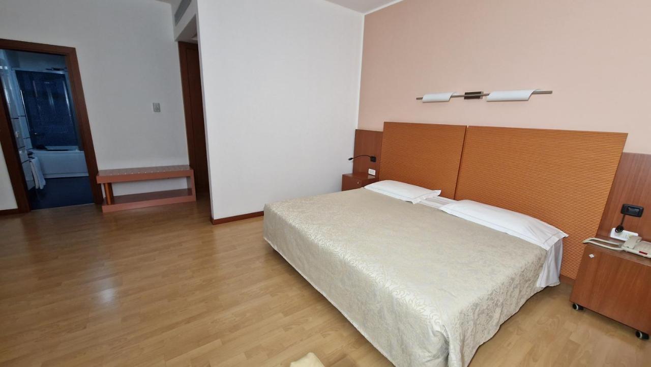 Bella Italia Palace Hotel Novara Exteriör bild